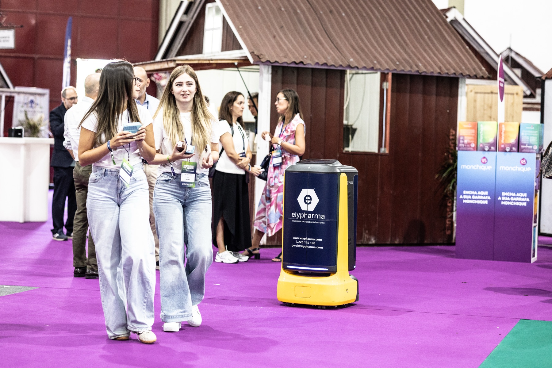 Robô de serviço Elything em circulação entre os participantes do QSP Summit 2026
